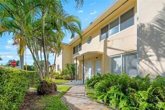 Building Photo - 930 SW 24th Ct
