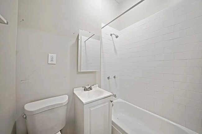 Foto del edificio - Charming 2-Bed Oasis on Augusta Blvd: Your Perfect Urban Retreat in Chicago!