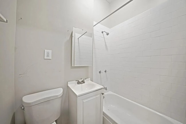Building Photo - Charming 2-Bed Oasis on Augusta Blvd: Your Perfect Urban Retreat in Chicago!