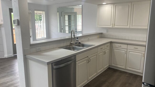 Building Photo - Desirable Milton Home!