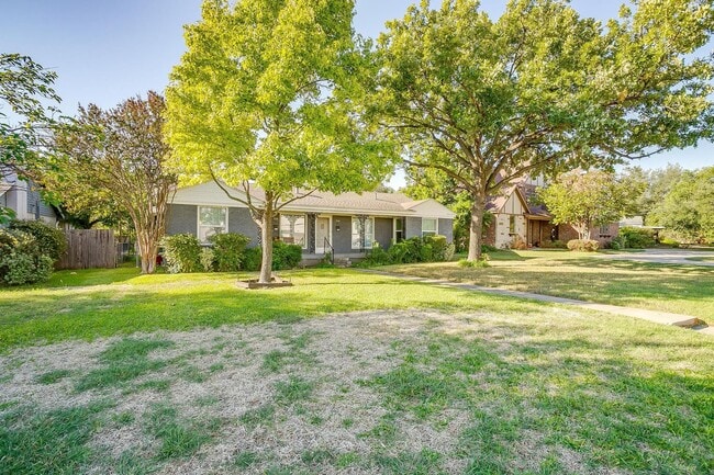 Building Photo - One Side of Great Duplex Near TCU- 1 Bed, ...