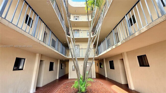 Foto del edificio - 8615 NW 8th St