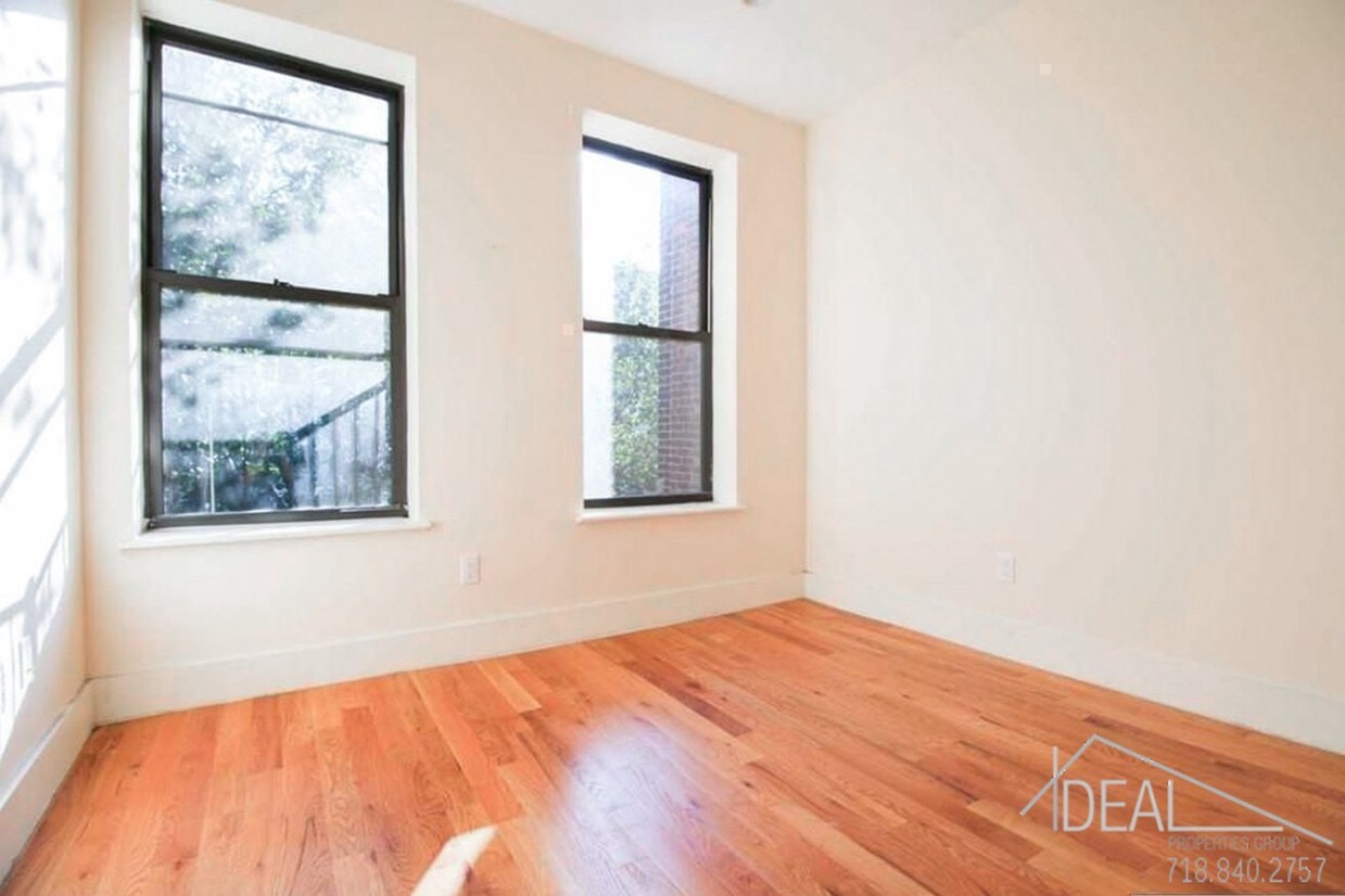 Foto principal - 864 Knickerbocker Ave