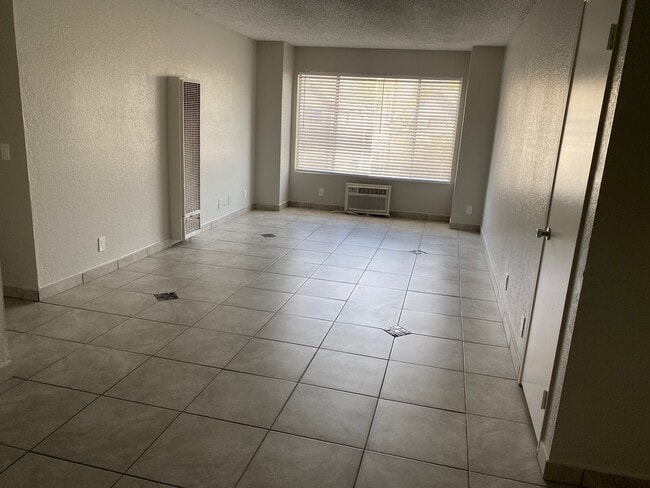 Foto del edificio - 13988-14000 Foothill Blvd