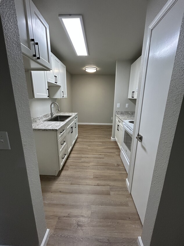 2 bed 1 bath newly renovated from top to bottom. - 2829 Apple Valley Ln