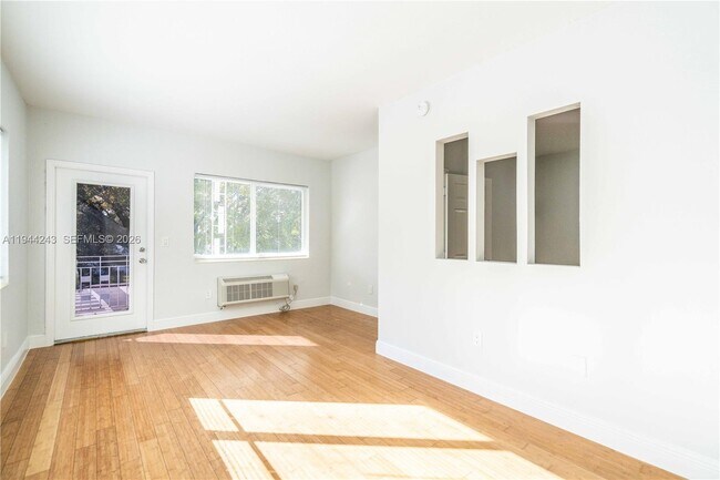 Foto del edificio - 7301 Carlyle Ave