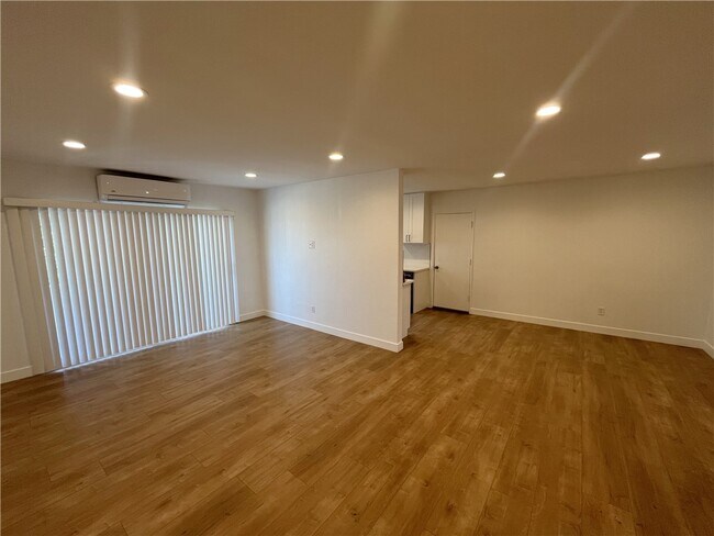 Foto del edificio - 8308 Clinton Ave