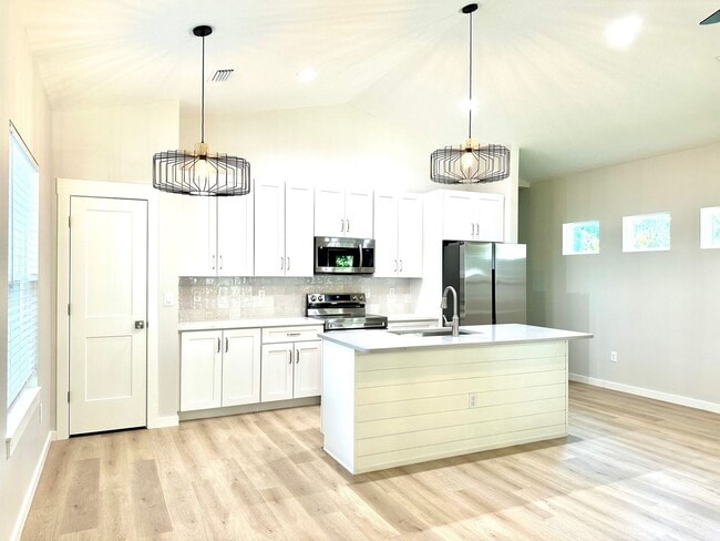 Foto del edificio - Gorgeous New Home! Close to Historic District and Beach