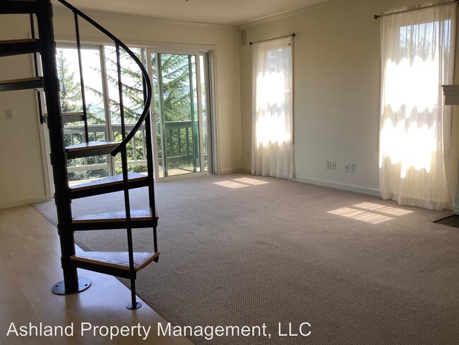 Building Photo - 4 br, 3.5 bath House - 584 Prim St
