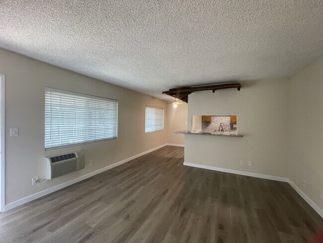 SALA Y COMEDOR - 519 N Electric Ave