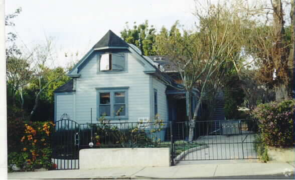 Building Photo - 1033-1043 E Santa Clara St