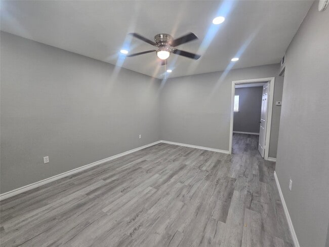 Building Photo - 911 Avenue K