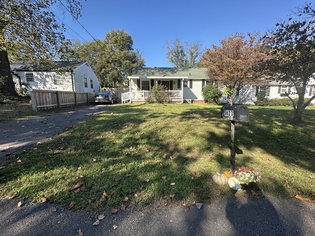 Jardín delantero - estacionamiento en la calle y en la entrada. - 5623 Meadowcrest Ln