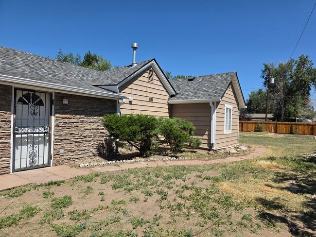 Foto del edificio - SPACIOUS, BRIGHT 2 BEDROOM - LARGE YARD