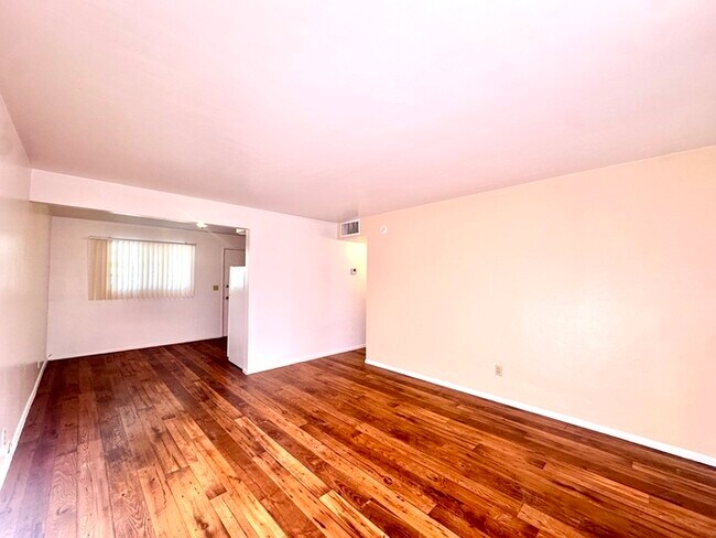 Foto del edificio - $400 Off Move In Special! Spacious 1 Bedroom with Hard Wood Flooring! Community Laundry and Off S...