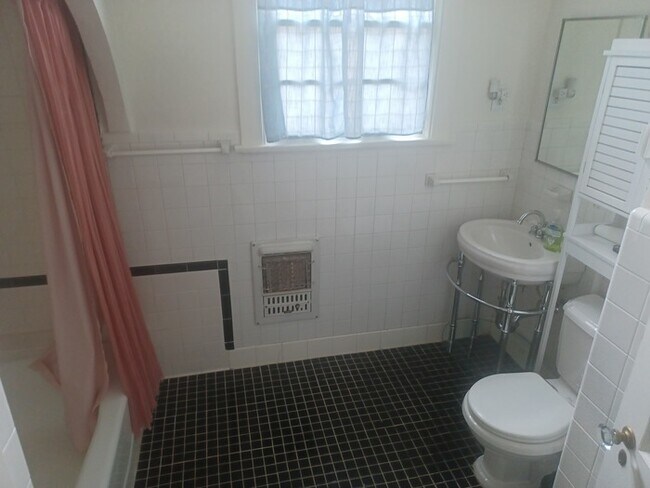 Building Photo - Beautiful 4 Bed Room -2 Full Bath Spacious...