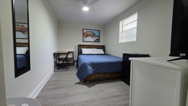 Building Photo - 1343 Poppy Ave