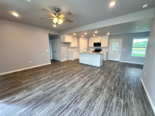 Foto del edificio - Brand-New 3 Bed, 2 Bath Home on Sweet Pea ...