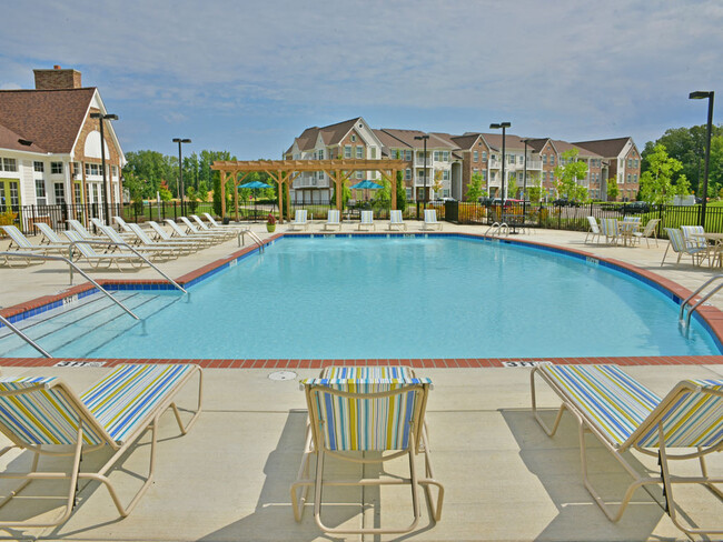 Piscina con terraza - Irene Woods Apartments