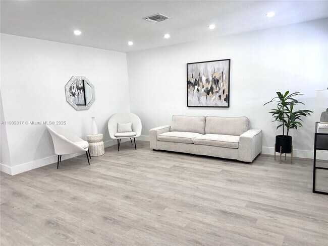 Foto del edificio - 2421 N 56th Terrace