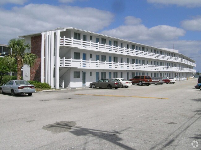 Poinsettia Clue Apartaments - 5400 N Flagler Dr