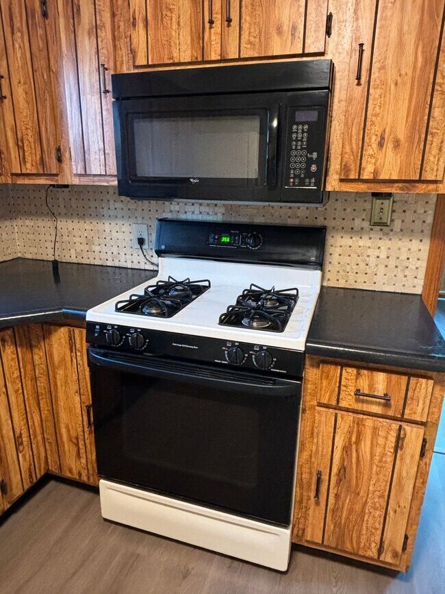 Building Photo - Newly Renovated 3 Bedroom Home! - Bethel Park