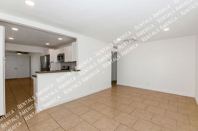 Building Photo - 525 E Linden St