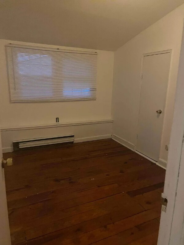 10028 Crest Hill Rd Unit 4, Marshall, VA 20115 Room for Rent in