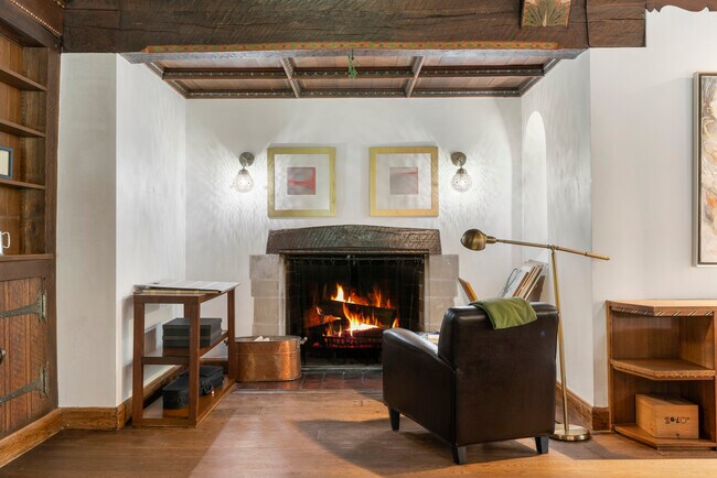 Foto del edificio - 21 Fox Meadow Rd