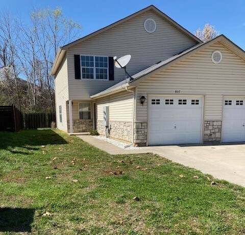 Primary Photo - 807 Woodside Creek Dr
