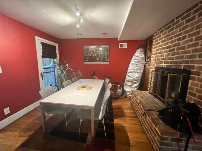 Building Photo - Charming Fully Furnished 2 BR/2 BA Townhom...