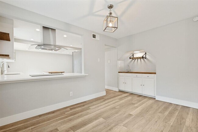 Foto del edificio - 2114 Wheaton Dr