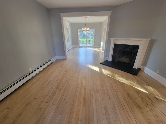 Building Photo - AVAILABLE JUNE  - 5 Bed 2.5 Bath Near UMD ...