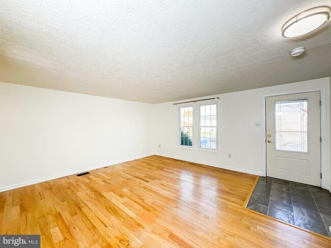 Building Photo - 15511 Norwegian Ct