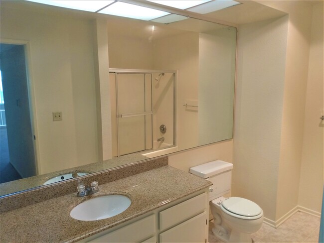 Baño principal - Palms Crest Apartments