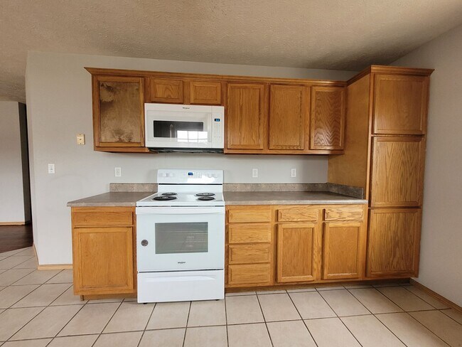 Building Photo - Large Duplex with 2 Bedrooms 2 Bathrooms a...