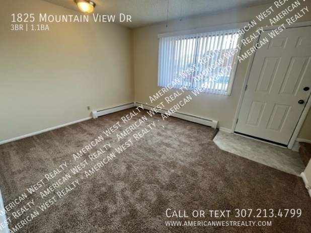 Building Photo - 3 Bed, 1.5 Bath Townhouse