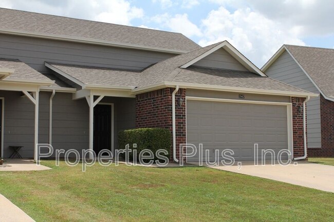 Building Photo - 2947 Creekside Dr