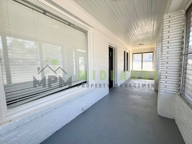 Foto del edificio - NEAR CAMPUS! NEWLY RENOVATED!