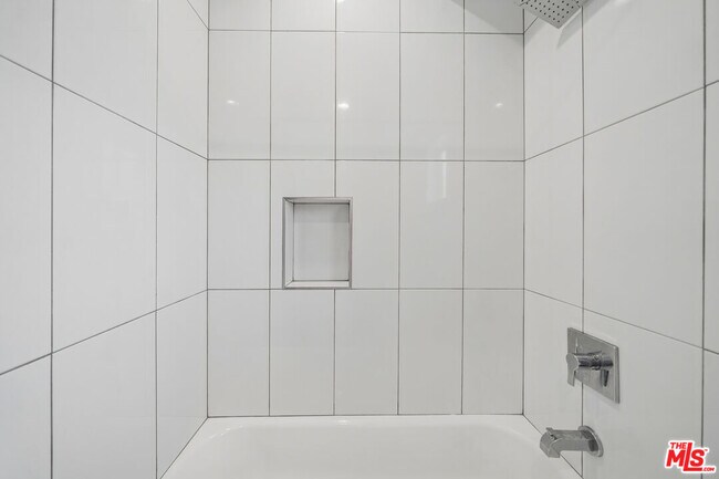 Foto del edificio - 6334 1/2-6332 Beck Ave