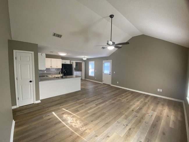 Building Photo - 3 BR/3BA