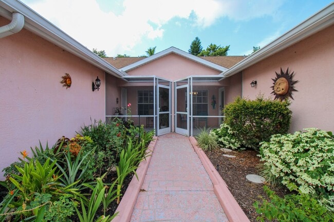 Building Photo - ***LELY COUNTRY CLUB***2 BEDS PLUS DEN/ 2 BATHS***GREAT LOCATION***SEASONAL / ANNUAL FURNISHED RE...