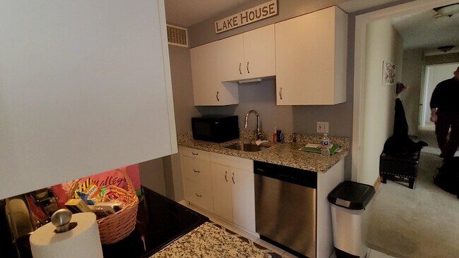 Kitchen - 11850 Edgewater Dr