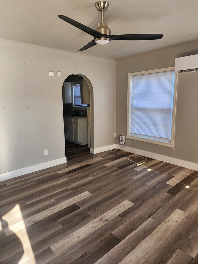 Foto del edificio - 2404 E Randolph Ave