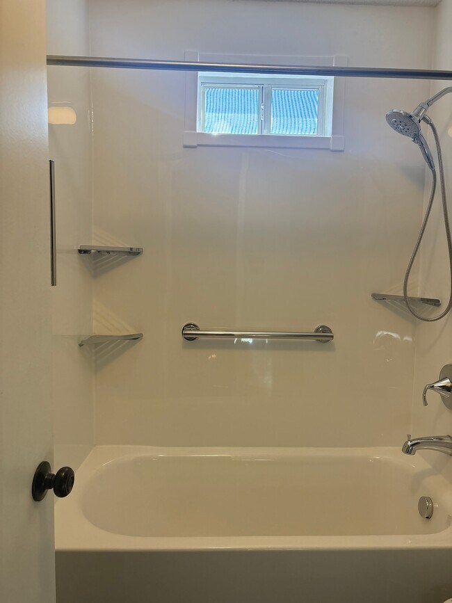 Building Photo - 4040 Periwinkle Dr