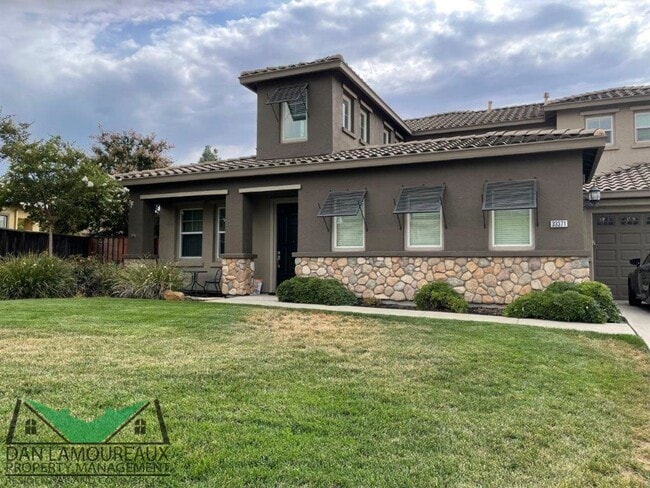 Building Photo - Executive Home in Gated Community Wildwings