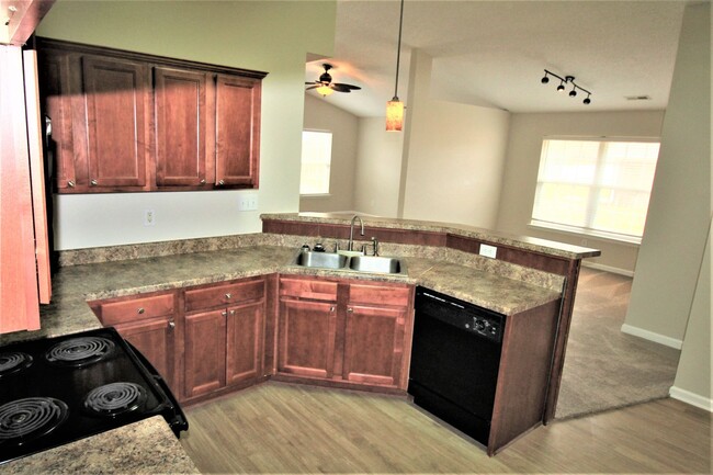 Building Photo - Beautiful Home in Harvest