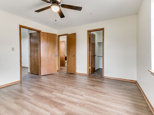 Foto del edificio - 825 E 10th St