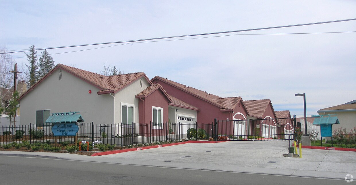Building Photo - 5046 Hackberry Ln