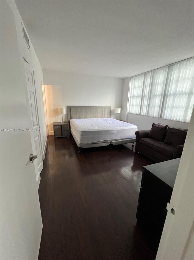 Building Photo - 825 Brickell Bay Dr